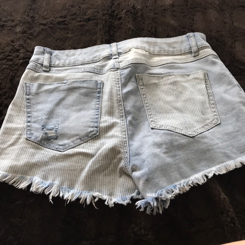 Shorts - Picture 3 of 5